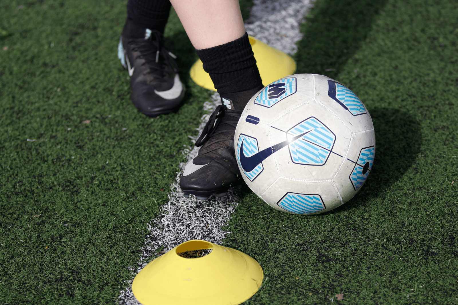 Met de binnenkant van je voet kan je zuiver schieten. binnenkant voet, zuiver schot, schieten, schoppen, trappen, voetbal, bal, ballieballie,