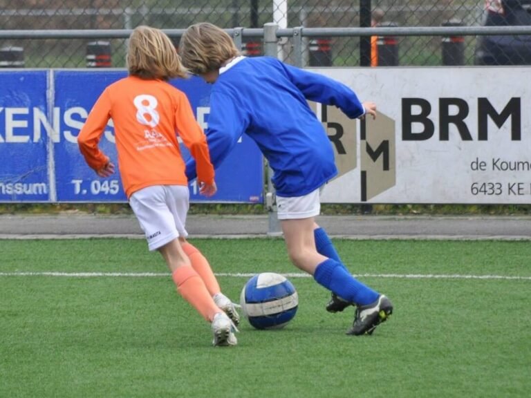 voetbal, een tegen een, bal onderschepen, bal afschermen,