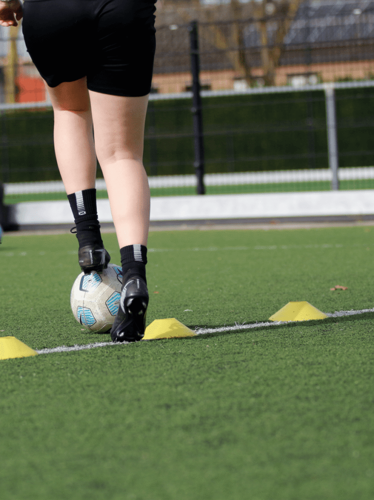 De Roll Over is een technische voetbal beweging. Deze techniek is essentieel voor balbeheersing, het veranderen van richting en het passeren van een verdediger. bal; rol; balrol; voetbaltechniek; voetbal; techniek; ballieballie; Voetbal; passeren; balcontrole