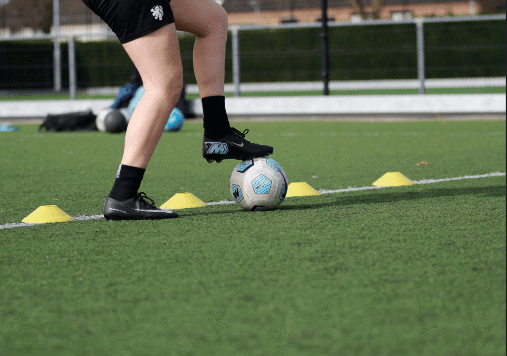 De Roll Over is een technische voetbal beweging. Deze techniek is essentieel voor balbeheersing, het veranderen van richting en het passeren van een verdediger. bal; rol; balrol; voetbaltechniek; voetbal; techniek; ballieballie; Voetbal; passeren; balcontrole,