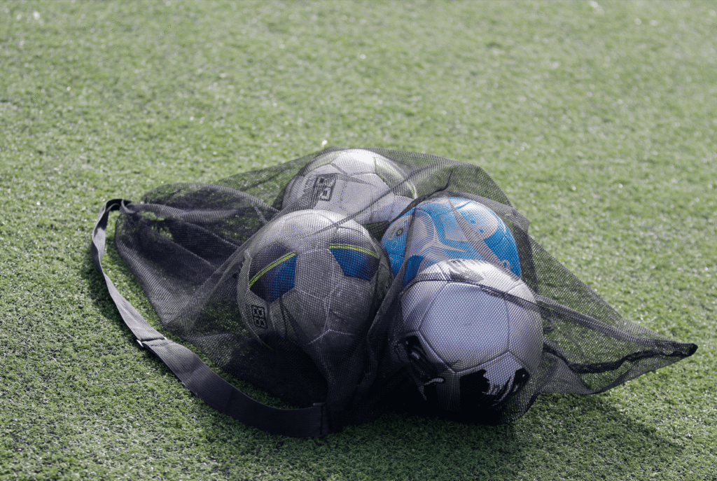 ballennet is handig om de ballen mee te vervoeren, door de luchtige construtie kunnen "vochtige" ballen niet liggen rotten. Ballen zak, ballen net, ballenzak, ballennet, voetbal, ballen,