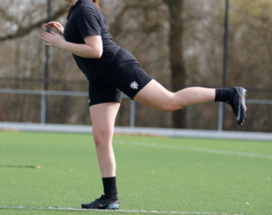 Achterwaartse been zwaai is een dynamische strech oefening. Achterwaarts beenzwaai, been zwaai, leg swing, warming-up; dynamisch strechen; heupen; voetbal; ballieballie; rekken, strekken, strechen,