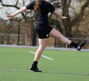 Kruislinkse been zwaai is een dynamische strech oefening. kruislinkse been zwaai, warming-up; dynamisch strechen; kruislingspas; samba; kruispas; heupen; voetbal; ballieballie;