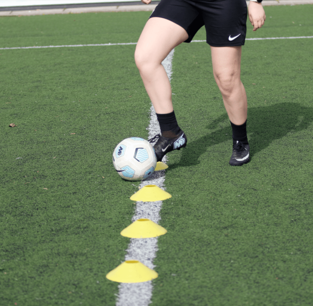 Dribbelen is een basistechniek van voetbalbal. Door veel te oefenen met dribbelen krijgt je meer controle over de bal. een goede oefening hierbij is slalommen. dribbelen, dribbel, slalommen; bal controle, voetbal; ballieballie; voetbaltechniek,