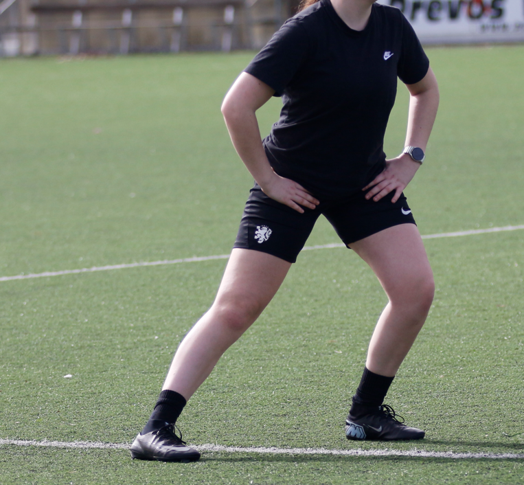 Dynamische strechen is het bewegende rekken en strekken. warming-up; dynamisch strechen; rekken, strekken, strechen, voetbal; ballieballie;