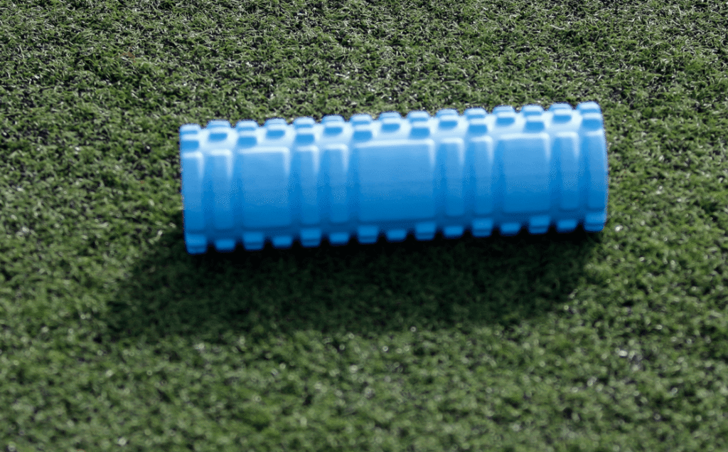 Foamroller is geschikt voor spiermassage. Foamroller, foam roller, spiermassage, lenigheid, afvalsstoffen, blessurepreventie, Voetbal; ballieballie