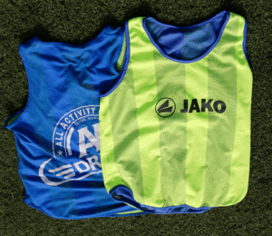 Hesjes in verschillende maten en kleuren zijn erg handig tijdens partijtjes en oefen wedstrijden. Hesjes, voetbal hesjes, voetbalhesjes, herkenbaar, Voetbal; ballieballie