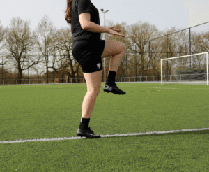 Knieheffen is dynamische strechen tijdens de warming-up. Dit is voor het versterken van de bovenbeenspieren, de quadriceps, heupbuigers en het verbeteren van de stabiliteit en coördinatie. warming-up; dynamisch strechen; knieheffen, knie heffen, voetbal; ballieballie; rekken, strekken, strechen, quadriceps, heupbuigers, stabiliteit, coordinatie,