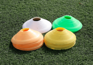 Pionnen zijn uitermaten geschikt om een parcour uit te zetten of de grenzen van het spelgebied mee te mankeren. pionnen, pion, training, trainingsmateriaal, Voetbal; ballieballie,