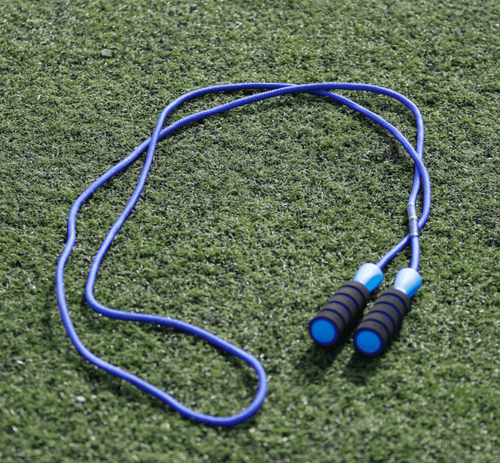 Voetbal en touwtjespringen hebben meer met elkaar te maken dan je misschien denkt. Touwtjespringen is een zeer intensieve 'full-body' cardiotraining die helpt bij het verbeteren van conditie, coördinatie en het verbranden van calorieën. Springtouw, springtouwen, touwtje springen, conditie, corordinatie, voetbal,