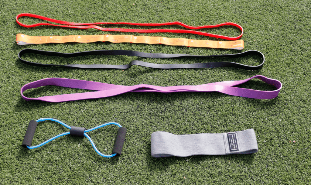 Weerstandsbanden kunnen gebruikt worden om de kracht van je benen te vergroten. Weerstandsbanden, weerstandband, kracht training, weerstand oefeningen, voetbal, ballieballie