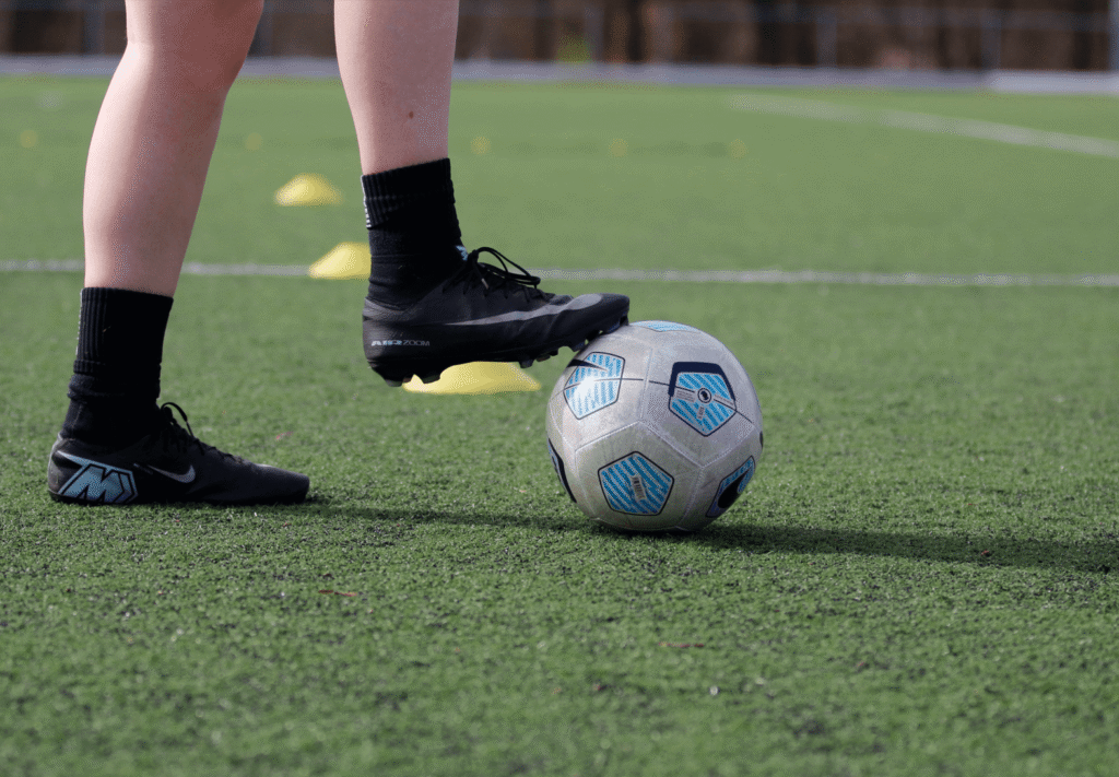 De wipkip ook wel bekend als optical, is de bal liften over de voet van de tegenstander heen. De “wipkip” is een voetbaltruc waarbij de bal met de wreef of punt van de voet in één beweging van de grond omhoog wordt gewipt, vaak over een tegenstander heen. Wipkip; optical; op wippen; passeren; voetbal; ballieballie; voetbaltechniek,