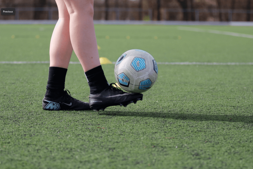 De wipkip ook wel bekend als optical, is de bal liften over de voet van de tegenstander heen. De “wipkip” is een voetbaltruc waarbij de bal met de wreef of punt van de voet in één beweging van de grond omhoog wordt gewipt, vaak over een tegenstander heen. Wipkip; optical; op wippen; passeren; voetbal; ballieballie; voetbaltechniek,