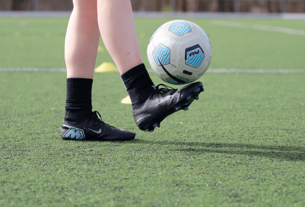 De wipkip ook wel bekend als optical, is de bal liften over de voet van de tegenstander heen. De “wipkip” is een voetbaltruc waarbij de bal met de wreef of punt van de voet in één beweging van de grond omhoog wordt gewipt, vaak over een tegenstander heen. Wipkip; optical; op wippen; passeren; voetbal; ballieballie; voetbaltechniek,