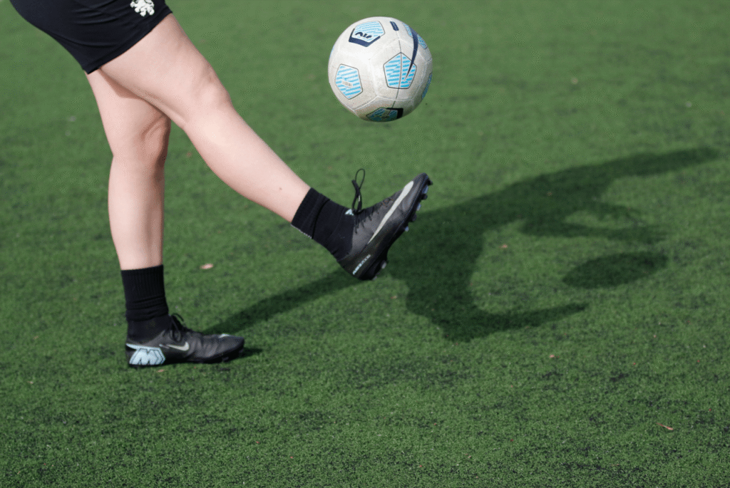 De wipkip ook wel bekend als optical, is de bal liften over de voet van de tegenstander heen. De “wipkip” is een voetbaltruc waarbij de bal met de wreef of punt van de voet in één beweging van de grond omhoog wordt gewipt, vaak over een tegenstander heen. Wipkip; optical; op wippen; passeren; voetbal; ballieballie; voetbaltechniek,