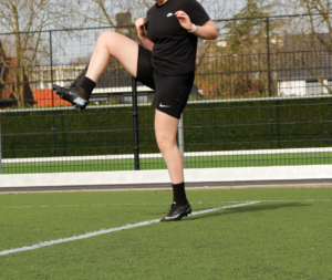 Been van binnen naar buiten of van buiten naar binnen draaien is een dynamische strechbeweging. warming-up; dynamisch strechen; buiten naar binnen, binnen naar buiten, heupen, voetbal, rennen, strekken, strechen,