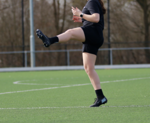 Zijwaartse been zwaai is een dynamische strech oefening. zijwaarts beenzwaai, been zwaai, leg swing, warming-up; dynamisch strechen; heupen; voetbal; ballieballie; rekken, strekken, strechen,