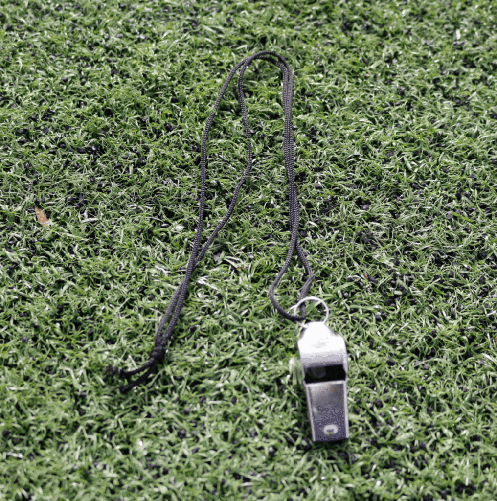 Een fluitje helpt om een training of wedstrijd duidelijk te begeleiden. fluitje, trainers fluit, scheidsrechtersfluit, voetbal; ballieballie;