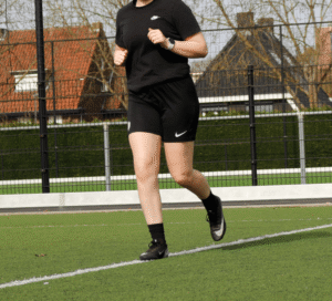 Een goede warming-up duurt minimaal 10 minuten. De warming-up verhoogt de lichaamstemperatuur en hartslag. Dit voorkomt blessures en verbetert prestaties door een betere doorbloeding van de spieren. Begin de warming-up met een lage intensiteit en voer dit geleidelijk op zoals joggen. warming-up; rennen, joggen; voetbal; ballieballie; Voetbal; ballieballie; Voetbal; ballieballie Voetbal; ballieballie