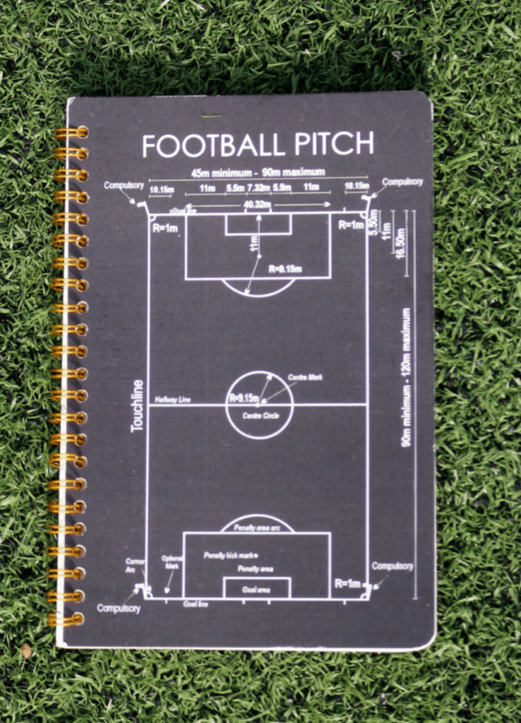 voetbal notitie boekje is geen overbodige luxe, zeker als je niet werkt met een veo, is het handig om aan tekeningne te maken tijdens een training of wedstrijd. om zo het team te annaliseren en te verbeteren. football, foodball pitch, notebook, notieboekje, voetbal boekje, aantekeningen, Voetbal; ballieballie,