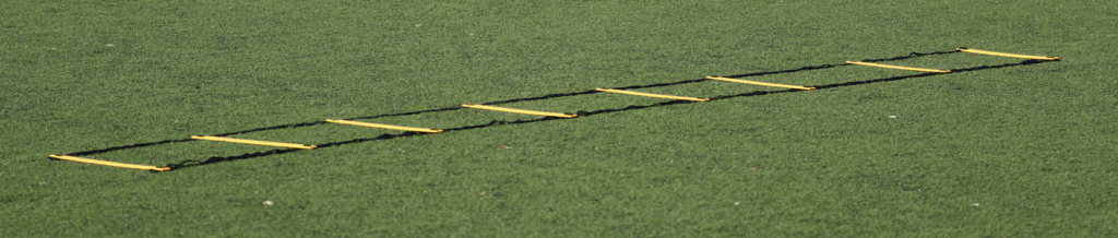 Een speedladder of loopladder is een essentieel hulpmiddel voor voetballers om hun voetenwerk, coördinatie en wendbaarheid te verbeteren. Door korte, snelle bewegingen dwingt de ladder je om nauwkeuriger te bewegen, wat cruciaal is voor snelle richtingsveranderingen op het veld. Speedladder, loopladder, voetenwerk, voetbal, cooridinatie, ballieballie, speed laddder, loop ladder,