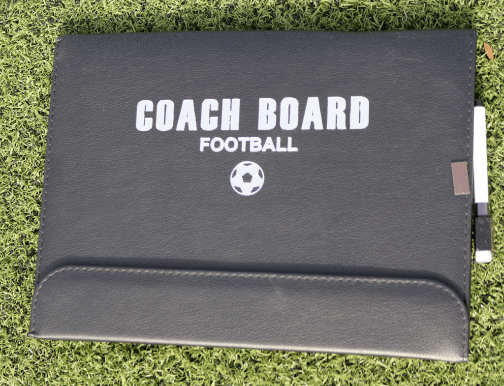 Coach bord is een hulpmiddel van een trainer, coach, om zijn opstelling en manier van spelen, over te brengen aan zijn spelers. Om bepaalde spelsituaties uit te leggen. coach bord; coach map; coach board; opstelling; taktieken; voetbal; ballieballie; Voetbal; ballieballie; Voetbal; ballieballie, Voetbal; ballieballie