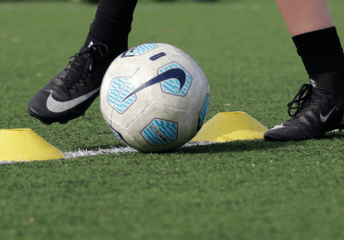 Met de buitenkant van je voet kan je effect geven aan je schat. buitenkant voet, effect schot, schieten, schoppen, trappen, voetbal, bal, ballieballie,