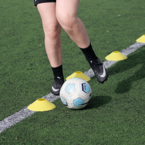 Dribbelen is een basistechniek van voetbalbal. Door veel te oefenen met dribbelen krijgt je meer controle over de bal. een goede oefening hierbij is slalommen. dribbelen, dribbel, slalommen; bal controle, voetbal; ballieballie; voetbaltechniek,